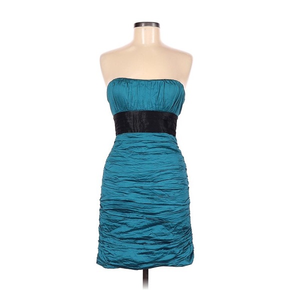 BCBG - Rushed
STRAPLESS PARTY DRESS - Picture 1 of 9